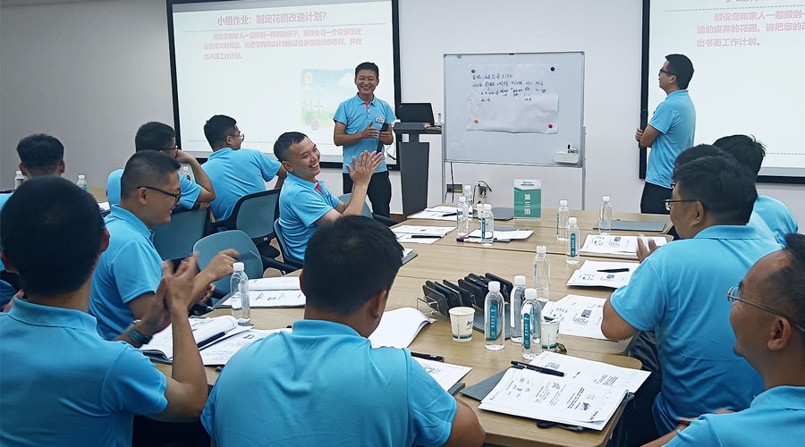 亞光學(xué)員(yuan)們在(zai)課上進(jin)行小(xiǎo)組作(zuò)業課堂展(zhan)示